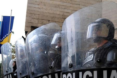 Bosnien: Fans entzünden Auto von Schiedsrichter Bosnien: Fans entzünden Auto von Schiedsrichter