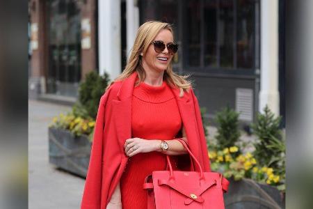 Schauspielerin Amanda Holden weiß, welche Farbe in dieser Herbst-Saison angesagt ist. Schauspielerin Amanda Holden weiß, welche Farbe in dieser Herbst-Saison angesagt ist.