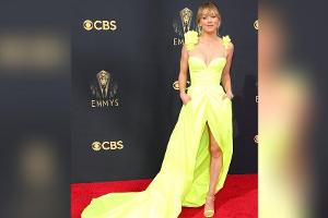 Kaley Cuoco: Farbenfroher Single-Auftritt bei den Emmys