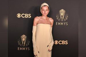 Emma Corrin mit Haube und Krallen bei den Emmy Awards