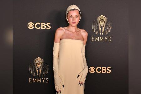 Emma Corrin mit Haube und Krallen auf dem roten Teppich der Emmy Awards. Emma Corrin mit Haube und Krallen auf dem roten Teppich der Emmy Awards.