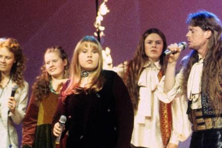 Barby Kelly (2. v. l.) war beim Durchbruch der Band 19 Jahre alt. Sie spielte Percussion und Gitarre. Im Jahr 2000 zog sie s...