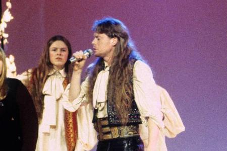Jimmy Kelly, 1994 schon 23 Jahre alt, spielte - neben einigen Gesangspassagen - Schlagzeug, Bass, Gitarre sowie Akkordeon un...