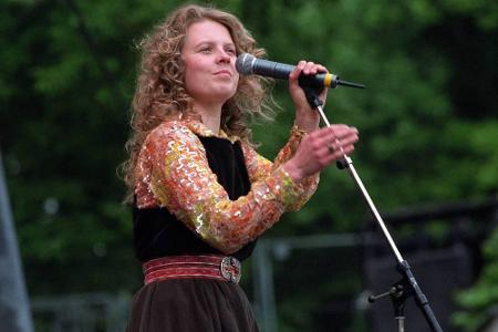 Patricia Kelly war mit 24 Jahren älter als die bislang genannten Geschwister, aber noch nicht die Älteste. Sie spielt in der...