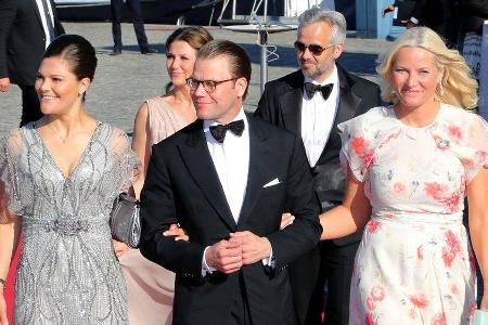 Die schwedische und die norwegische Königsfamilie stehen sich sehr nahe. Die schwedische und die norwegische Königsfamilie stehen sich sehr nahe.