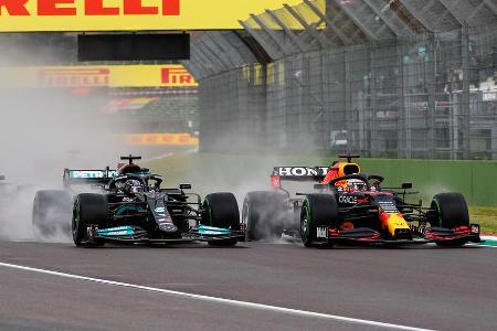 Dank eines guten Starts schiebt sich Verstappen auf nasser Strecke an Hamilton vorbei und fährt später auch den Sieg ein. De...