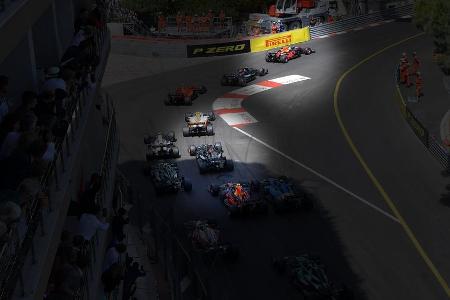 Weil Charles Leclerc wegen eines Defekts nicht starten kann, führt Verstappen das Rennen an und gewinnt souverän und fehlerf...