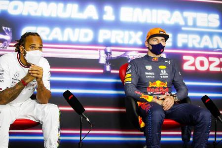 In einem intensiven Rennen, in dem die Führung zwischen Verstappen und Hamilton immer wieder wechselt, jubelt am Ende der Ni...