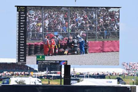 Ein Renn-Duell der Dauerrivalen kurz nach dem Start endet für Verstappen im Reifenstapel und danach im Krankenhaus. Hamilton...
