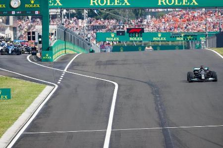 Weil die Strecke nass ist, räumt Hamilton-Kollege Valtteri Bottas nach einem Fehler am Start unter anderem Max Verstappen ab...