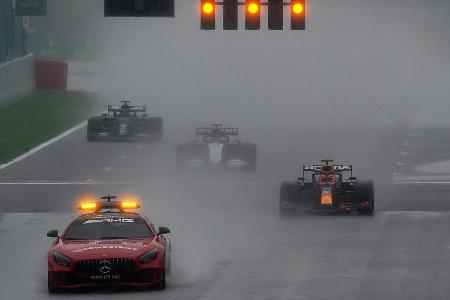 Aufgrund von Dauerregen wird das Rennen in Spa-Francorchamps zur Geduldsprobe und später zur Farce. Denn der F1-Tross fährt ...