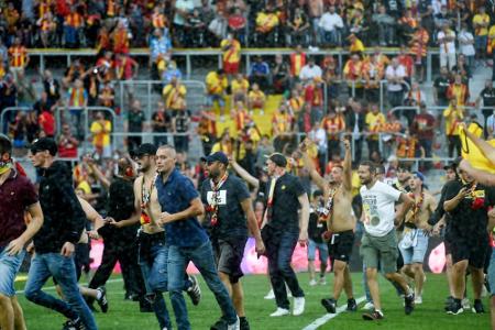 Sanktionen nach Platzsturm in Lens