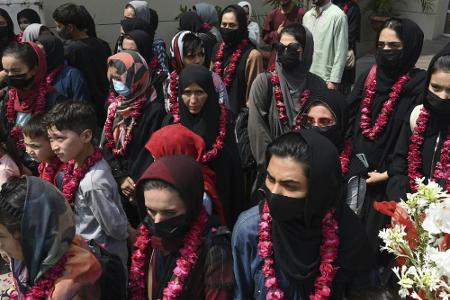 Afghanische Nachwuchsfußballerinnen finden Zuflucht in Pakistan Afghanische Nachwuchsfußballerinnen finden Zuflucht in Pakistan
