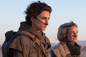 Paul Atreides (Timothée Chalamet) an der Seite seiner Mutter Jessica (Rebecca Ferguson).