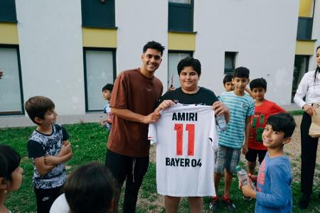 Amiri lädt afghanische Geflüchtete zu Länderspiel ein Amiri lädt afghanische Geflüchtete zu Länderspiel ein