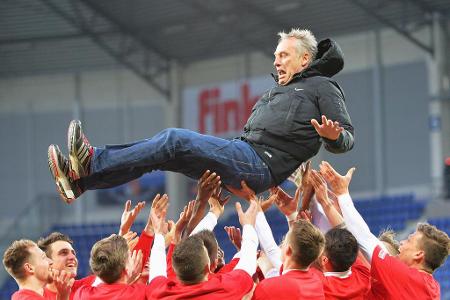 Mal lustig, mal ernst, mal kurios! Der kultige Freiburger Trainer scheint in jeder Situation den passenden Spruch auf Lager ... Mal lustig, mal ernst, mal kurios! Der kultige Freiburger Trainer scheint in jeder Situation den passenden Spruch auf Lager ...