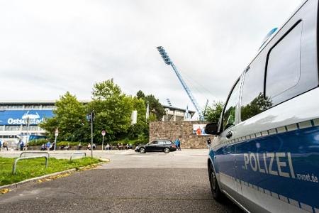 Innenminister verurteilt Krawalle in Rostock - acht Polizisten verletzt Innenminister verurteilt Krawalle in Rostock - acht Polizisten verletzt