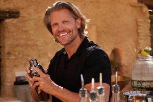 Paul Janke steht in "Bachelor in Paradise" wieder hinter der Bar.