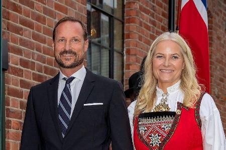 Kronprinz Haakon und Kronprinzessin Mette-Marit zeigen sich strahlend zum Dinner in Frederikstad. Kronprinz Haakon und Kronprinzessin Mette-Marit zeigen sich strahlend zum Dinner in Frederikstad.