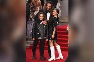 Bond-Premiere: Jason Momoa posiert mit seinen Kindern