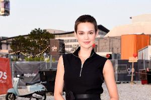 Emilia Schüle spielt ikonische Königin Marie-Antoinette in neuer Serie