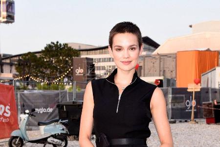 Emilia Schüle fühlt sich Emilia Schüle fühlt sich