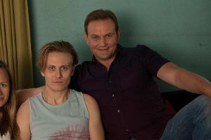 Schauspieler Devid Striesow (r.) mit einem Teil seiner Filmfamilie - Sohn Niklas (Max Schimmelpfennig, l.) und Ehefrau Anja ...