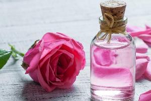 Der Haut mit Rosenwasser etwas Gutes tun