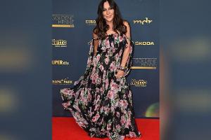 "Goldene Henne": Simone Thomalla strahlt im floralen Traumkleid