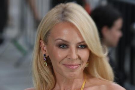 Kylie Minogue erkrankte 2005 an Krebs. Eine Chemotherapie rettete ihr im Kampf gegen den Brustkrebs das Leben.