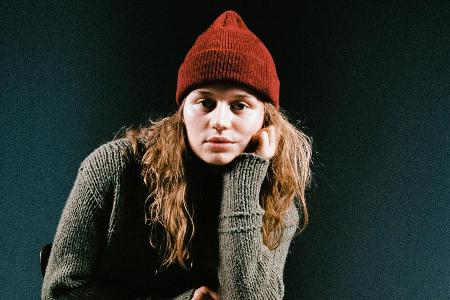Marie Ulven alias girl in red gilt mit ihren 22 Jahren bereits als LGBTQ-Ikone. Marie Ulven alias girl in red gilt mit ihren 22 Jahren bereits als LGBTQ-Ikone.