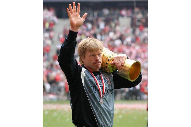 Torwartlegende Kahn ist zweifelsfrei eine Kultfigur des deutschen Fußballs. Sportlich glänzte der Titan in 429 Bundesligapar...