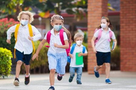 Für viele Kleinkinder ist ein Leben mit dem Coronavirus inzwischen Normalität. Für viele Kleinkinder ist ein Leben mit dem Coronavirus inzwischen Normalität.