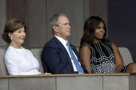 Laura Bush (l.), George W. Bush und Michelle Obama (r.) 2016 bei der Eröffnung des Museums für afroamerikanische Geschichte ... Laura Bush (l.), George W. Bush und Michelle Obama (r.) 2016 bei der Eröffnung des Museums für afroamerikanische Geschichte ...