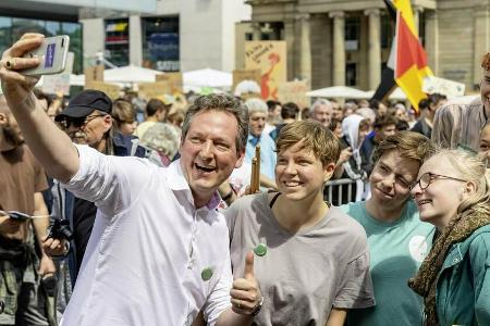 Comedian Eckart von Hirschhauen ist Unterstützer von Fridays For Future. Comedian Eckart von Hirschhauen ist Unterstützer von Fridays For Future.