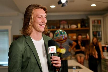 NFL-Draft: Jacksonville wählt Quarterback Lawrence an Position eins NFL-Draft: Jacksonville wählt Quarterback Lawrence an Position eins
