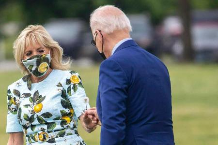 Joe Biden überrascht seine Frau Jill mit einer selbstgepflückten Blume. Joe Biden überrascht seine Frau Jill mit einer selbstgepflückten Blume.