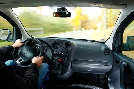 Mercedes Citan 109 CDI, Cockpit, Frontscheibe