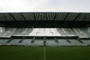 Zweitliga-Spiel in Innsbruck: Fans stecken Dach des Tivoli in Brand
