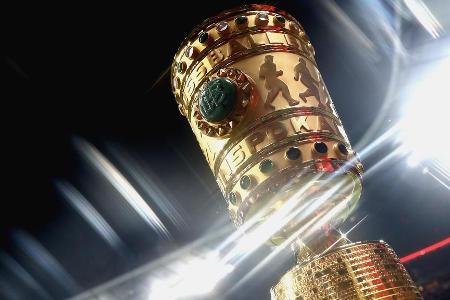 Seit 1935 spielen die deutschen Fußball-Mannschaften den Pokalsieger unter sich aus. Bis 1943 traten die Teams im Tschammerp... Seit 1935 spielen die deutschen Fußball-Mannschaften den Pokalsieger unter sich aus. Bis 1943 traten die Teams im Tschammerp...