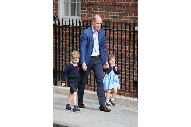 Es war das Ende eines langen Wartens: Am Nachmittag des 23. April nahm Prinz William seine Kinder Charlotte und George an di... Es war das Ende eines langen Wartens: Am Nachmittag des 23. April nahm Prinz William seine Kinder Charlotte und George an di...