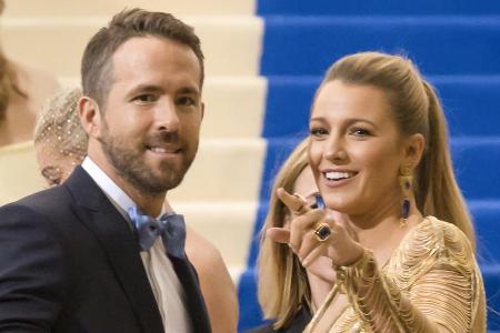 Ryan Reynolds und Blake Lively sind geimpft und machen sich deswegen übereinander lustig. Ryan Reynolds und Blake Lively sind geimpft und machen sich deswegen übereinander lustig.
