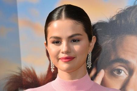 Selena Gomez hat mittlerweile 15 Tattoos über ihren Körper verteilt. Selena Gomez hat mittlerweile 15 Tattoos über ihren Körper verteilt.