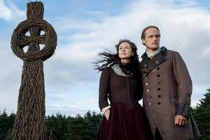 Caitriona Balfe und Sam Heughan spielen die Hauptrollen in der Erfolgsserie "Outlander", die auf Diana Gabaldons Highland-Sa...