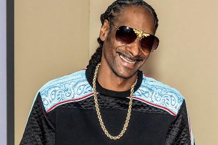 Snoop Dogg zeigt sich vor der Kamera beim Kiffen. Snoop Dogg zeigt sich vor der Kamera beim Kiffen.