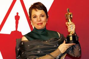 Olivia Colman mit ihrem Oscar für "The Favourite"