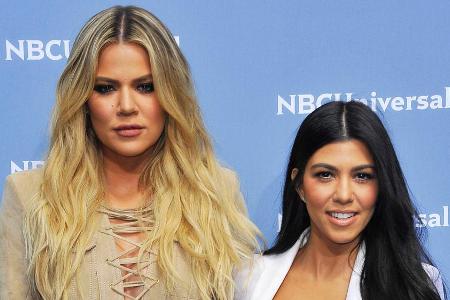 Der Überfall auf Kim Kardashian ist in aller Munde. Ihre Schwestern Kourtney und Khloé wurden vor zwei Jahren schon einmal O... Der Überfall auf Kim Kardashian ist in aller Munde. Ihre Schwestern Kourtney und Khloé wurden vor zwei Jahren schon einmal O...