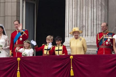 Nach der Hochzeit zeigten sich unter anderem das Brautpaar William und Kate und die Königin (in Gelb) auf dem Balkon des Buc... Nach der Hochzeit zeigten sich unter anderem das Brautpaar William und Kate und die Königin (in Gelb) auf dem Balkon des Buc...