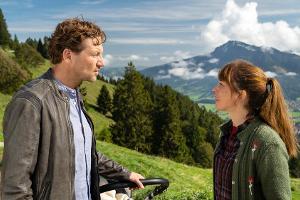 "Daheim in den Bergen: Brüder": Marie (Catherine Bode) und Georg (Thomas Unger) zanken sich zwar anders als früher, aber imm...