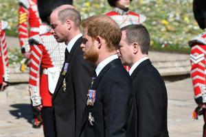 Prinz William (l.), Prinz Harry (m.) und Peter Phillips bei einer Prozession vor dem Trauergottesdienst für Prinz Philip